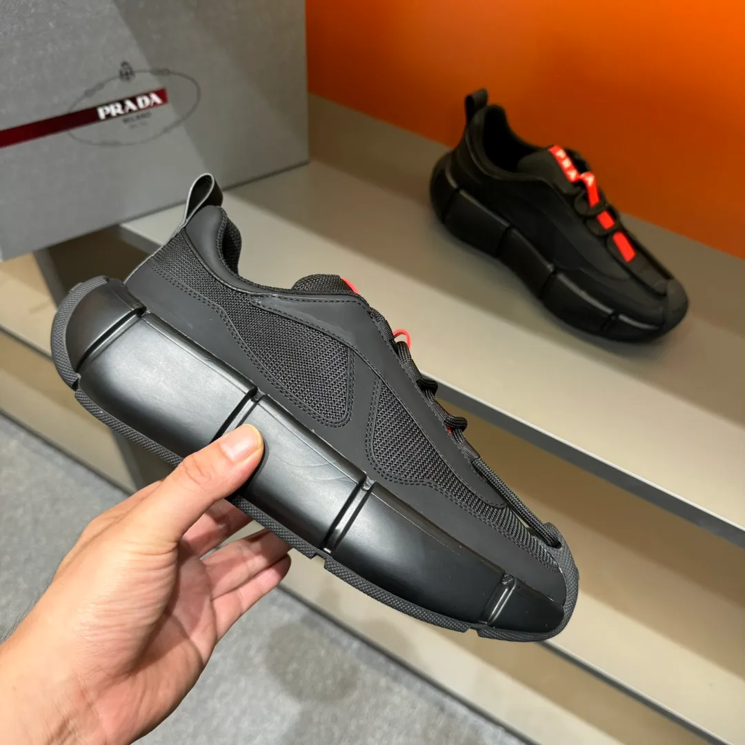 P460 PRADA/Prada men's lace-up leather casual sports shoes, the upper is made of cowhide leather and breathable mesh. It is soft, comfortable and breathable. The tongue is decorated with the PRADA brand letter logo. The thick rubber sole echoes the red label tongue. The style is fashionable and elegant. The details are carefully crafted. A casual sports shoe with a super western style and excellent breathability! Code number 38-45 (45 customized)